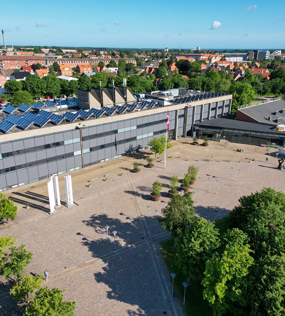 Dronebillede af rådhuset i Frederikshavn