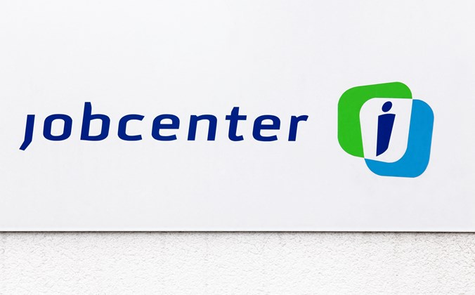 Foto af Jobcenter-logo på hvid væg