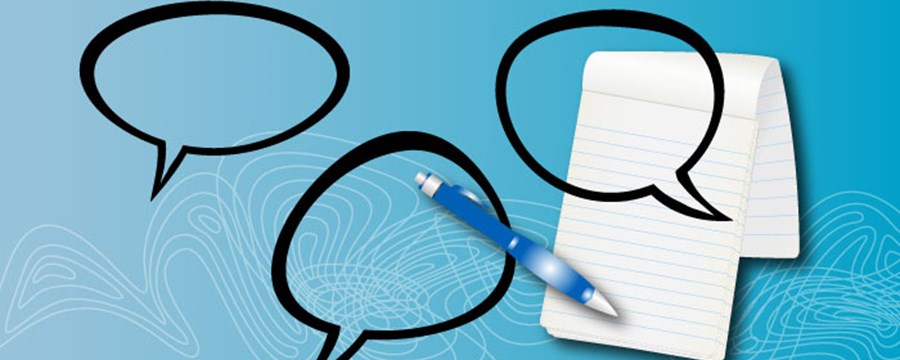 Grafik med talebobler, kuglepen og blok på blå baggrund