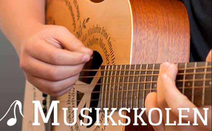 Person spiller guitar samt musikskolens logo, der forestille en node efterfulgt af teksnten "Musikskolen"