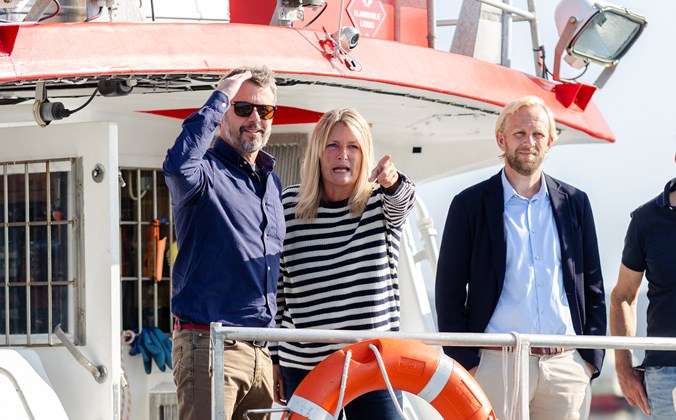 H.K.H. Kronprins Frederik med borgmester Birgit S. Hansen om bord på transportbåden Herta. I baggrunden ses afdelingschef i Miljø- og Fødevareministeriet Tejs Binderup