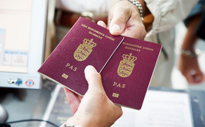 Billede af 2 danske pas, der udleveres i Borgerservice