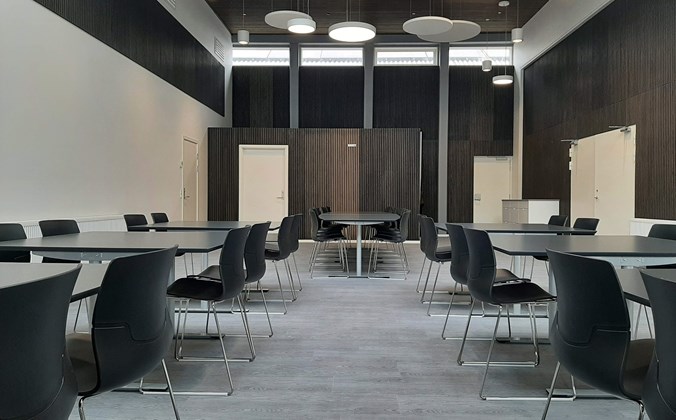 Billede af den nye multisal på Bangsbostrand Skoleafdeling, hvor der både er vist møbler og rummet som helhed