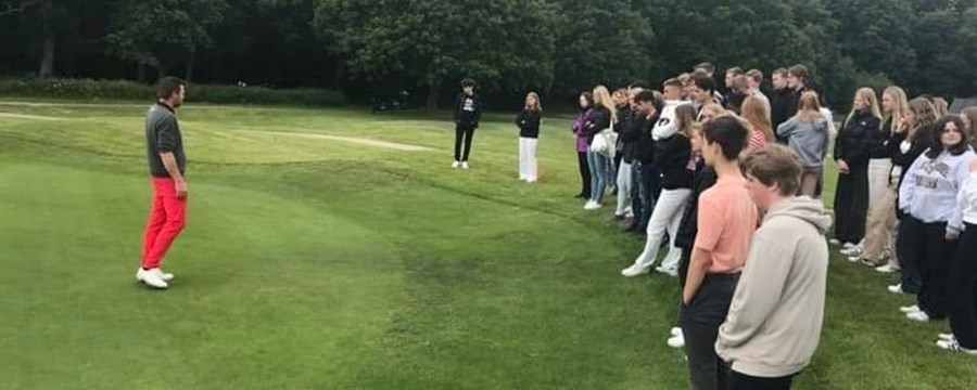 Eleverne får instruktion forud for golf.