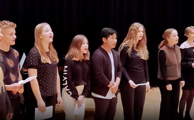 Unge musikskoleelever synger i kor