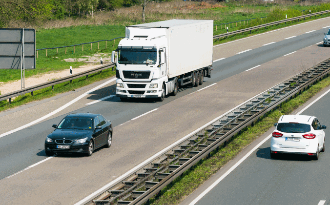 Foto af lastbil og personbiler på motorvej