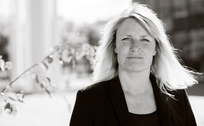 Borgmester Birgit S Hansen sort-hvid foto uden for Frederikshavn Rådhus