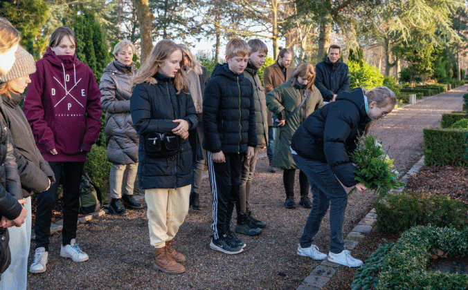 Ungdomsskoleelever lægger blomst på sømand Johannes Knudsens gravsted i Frederikshavn